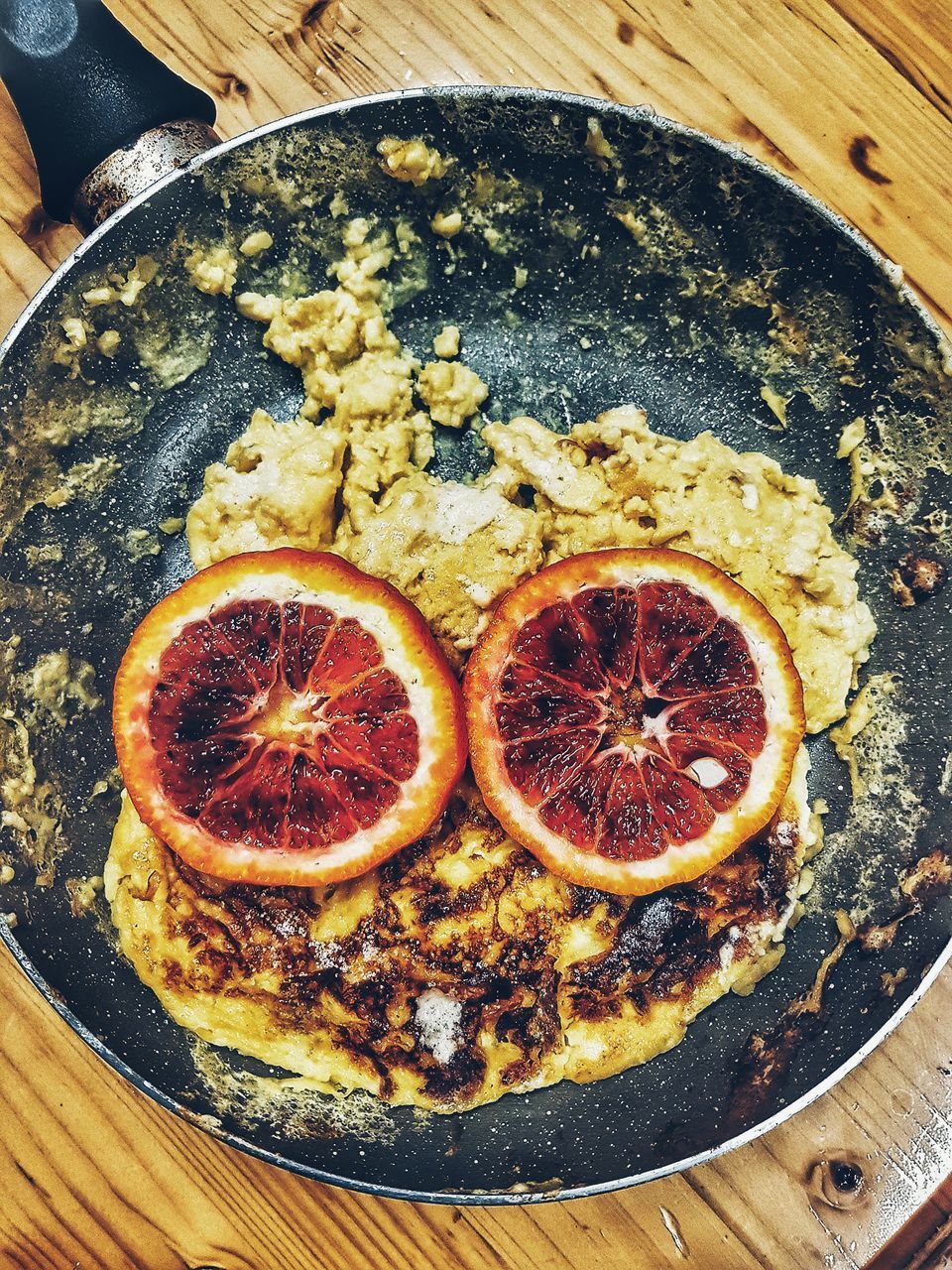 HIGH ANGLE VIEW OF PIZZA SERVED IN PLATE