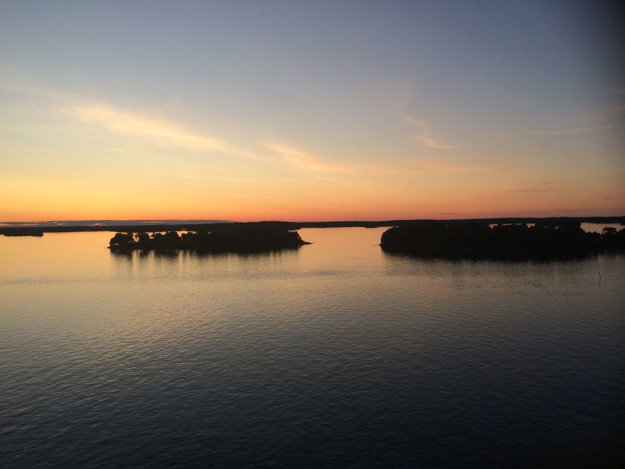 water, sunset, sea, tranquil scene, tranquility, scenics, waterfront, sky, beauty in nature, horizon over water, idyllic, nature, reflection, silhouette, nautical vessel, rippled, transportation, boat, orange color, dusk