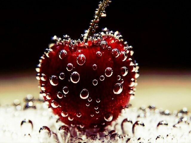 close-up, focus on foreground, red, drop, selective focus, nature, winter, beauty in nature, water, season, fragility, cold temperature, hanging, studio shot, frozen, freshness, no people, pattern, christmas decoration, natural pattern