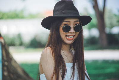 Portrait of smiling young woman wearing hat