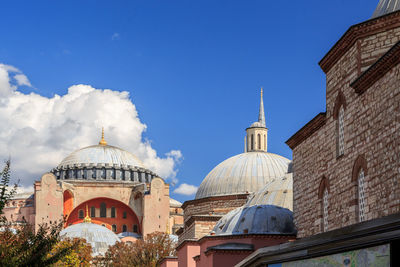 View of mosque and buildings against sky