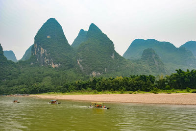 Li river cruise between guilin and yangshuo 