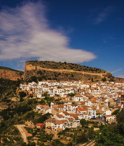 
view of the village of chulilla with the mountain in the background