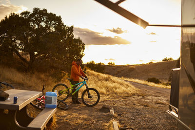 A man with his mountain bike in fruita, colorado.