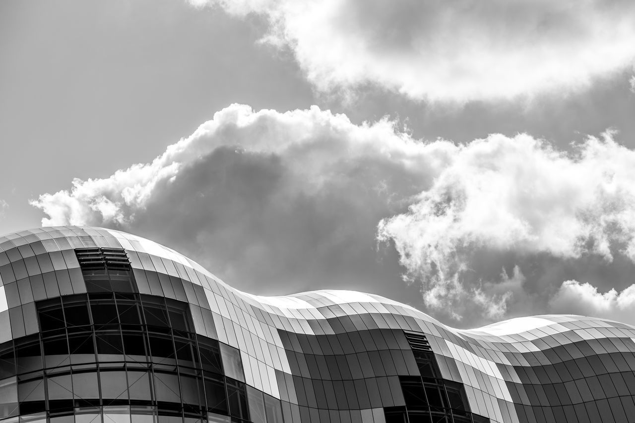 LOW ANGLE VIEW OF MODERN SKYSCRAPER AGAINST SKY