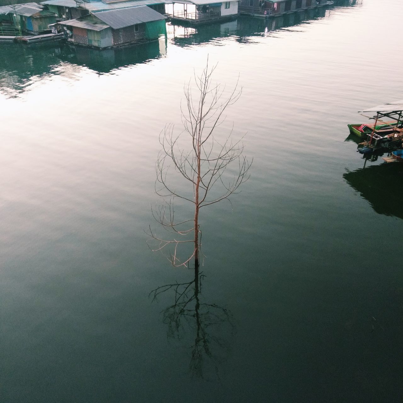 HIGH ANGLE VIEW OF FLOATING ON LAKE