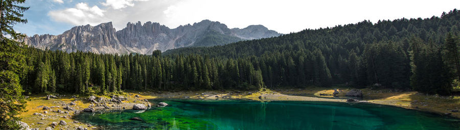 Panoramic view of lake and mountains against sky