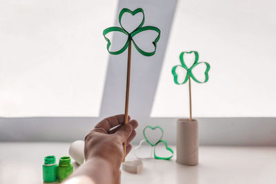 Diy paper clover with toilet roll tube for saint patrick day celebration, zero waste decor for party