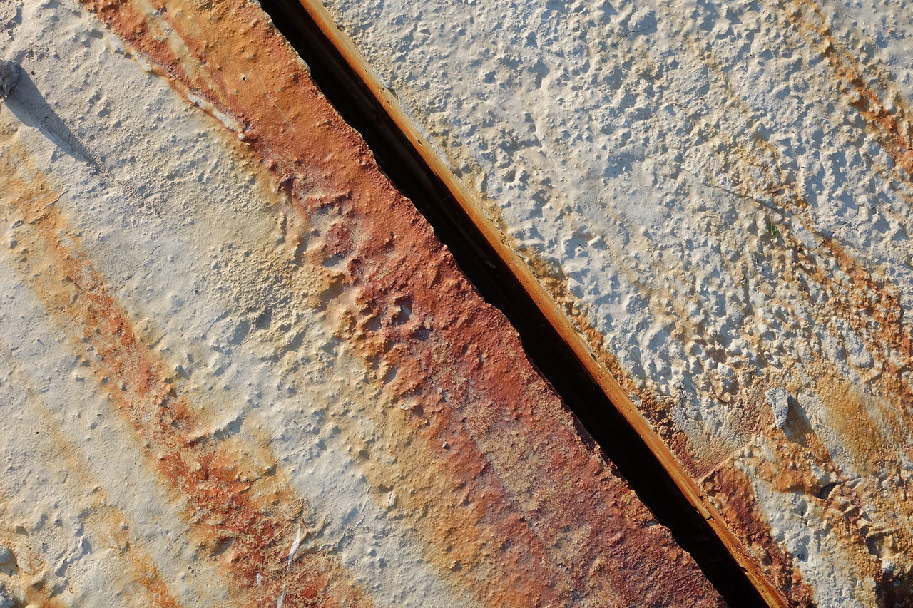 FULL FRAME SHOT OF RUSTY METALLIC WALL