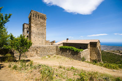 Old ruin building against sky