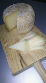 Close-up of bread on cutting board