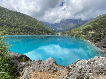 Panoramic view of lake and mountains against sky