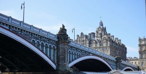 Westminster bridge over thames river with big ben in background