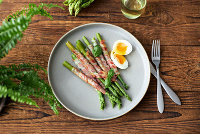 Grilled asparagus with bacon and egg benedict for breakfast or lunch. healthy eating