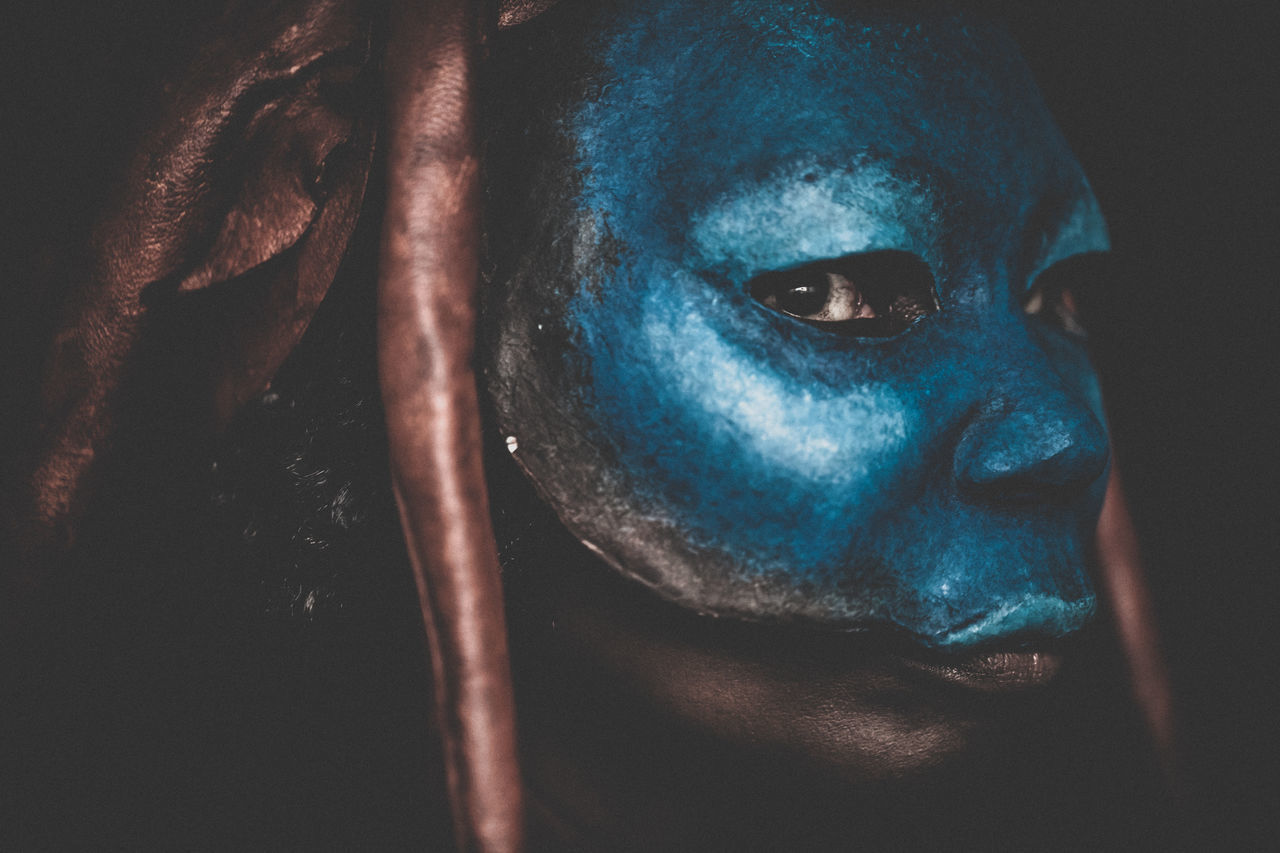 CLOSE-UP PORTRAIT OF A SERIOUS MID ADULT WOMAN