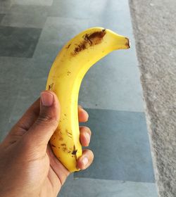 Close-up of hand holding fruit