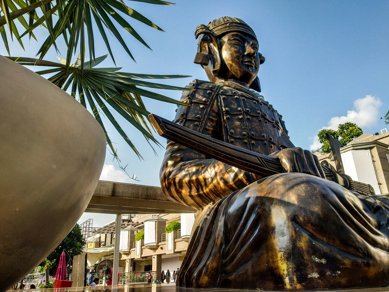 LOW ANGLE VIEW OF STATUE AGAINST BUILDING AND SKY