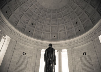 Statue of thomas jefferson in jefferson memorial