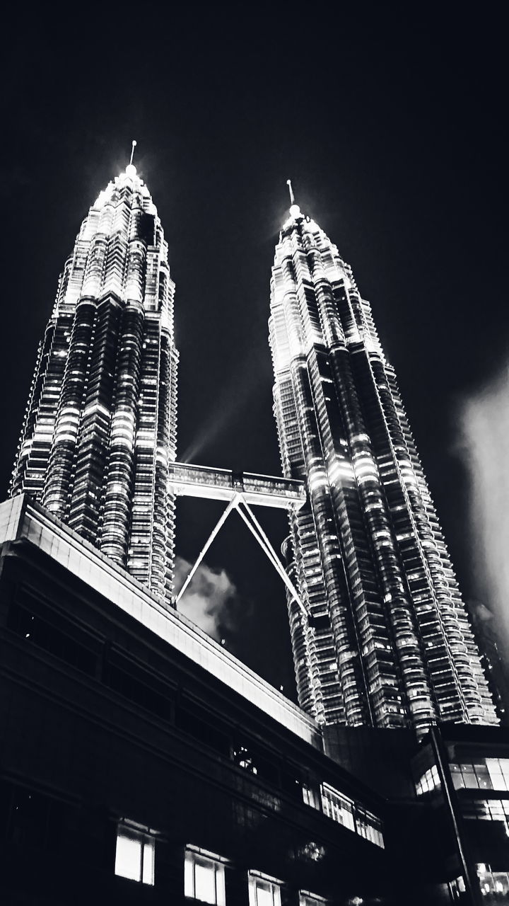 LOW ANGLE VIEW OF MODERN BUILDING