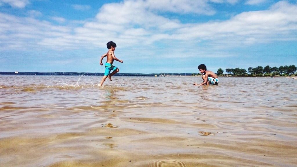 CHILDREN PLAYING IN SEA