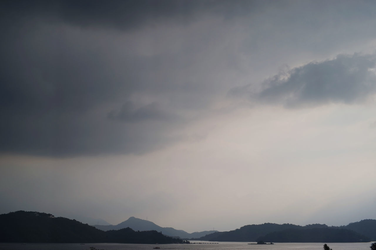 SCENIC VIEW OF SILHOUETTE MOUNTAIN AGAINST SKY