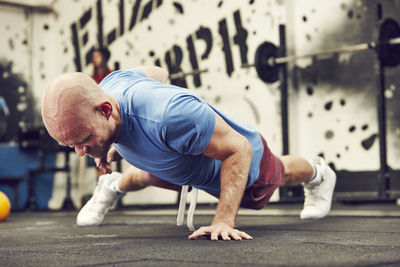 Man making push ups