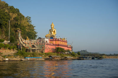 Statue of temple building against sky