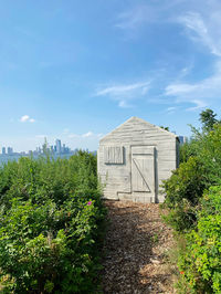 Sculpture building on governors island on manhattan view 