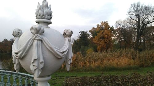 Statue against sky