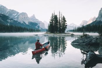 SCENIC VIEW OF CALM LAKE AGAINST MOUNTAINS