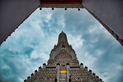 Temple of dawn, wat arun is a buddhist temple and derives its name from the hindu god aruna