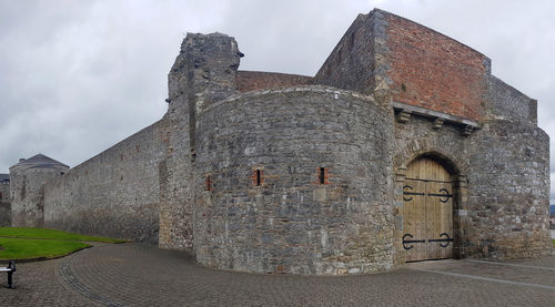 Old ruin building against sky