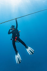 Diver holding on to rope during the mandatory three minute safety stop