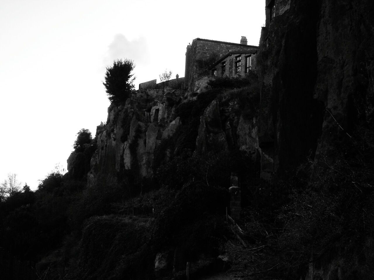 LOW ANGLE VIEW OF BUILT STRUCTURES AGAINST SKY