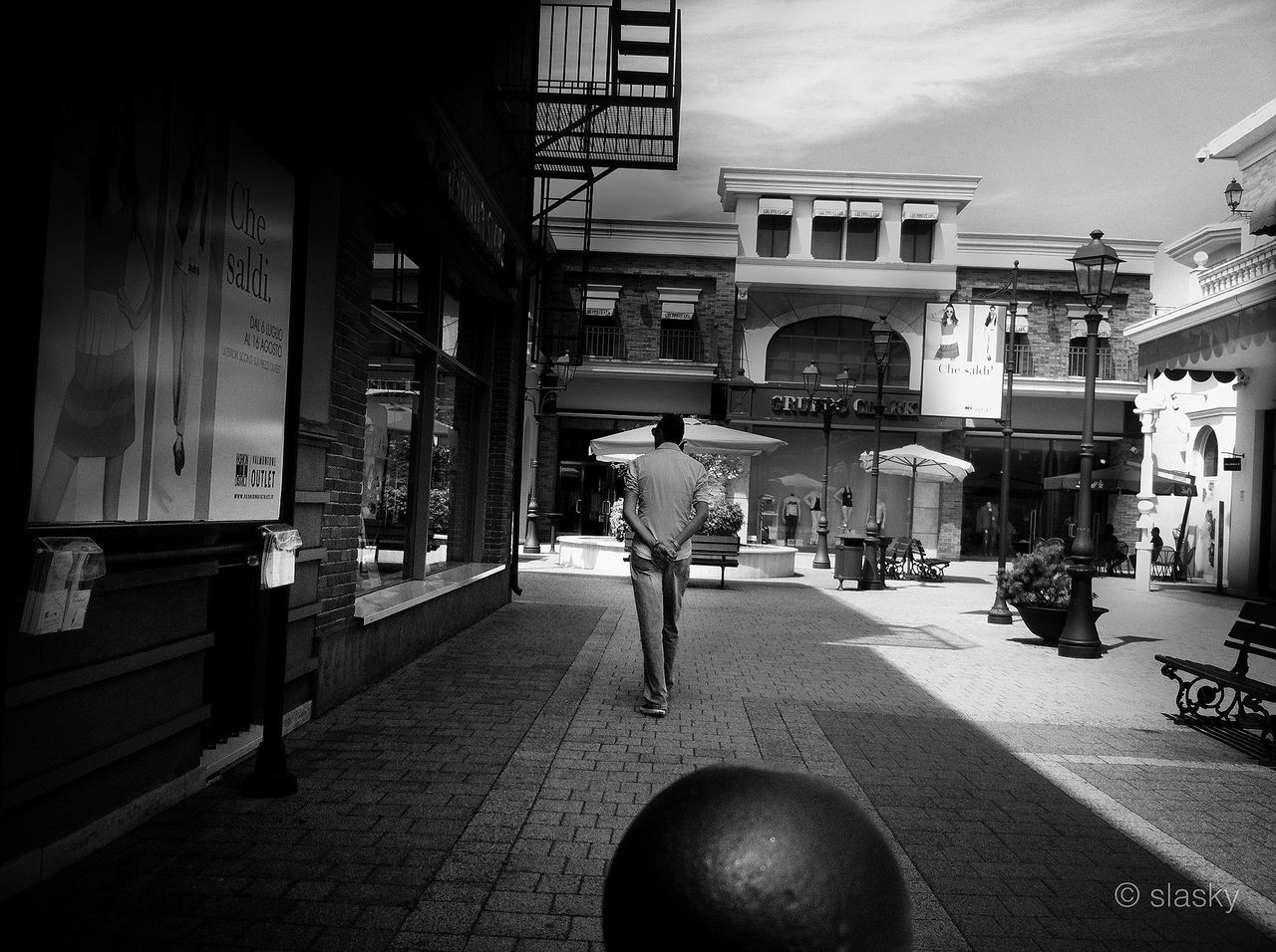 architecture, built structure, building exterior, men, walking, full length, street, lifestyles, city, person, rear view, the way forward, city life, sky, transportation, incidental people, casual clothing, day