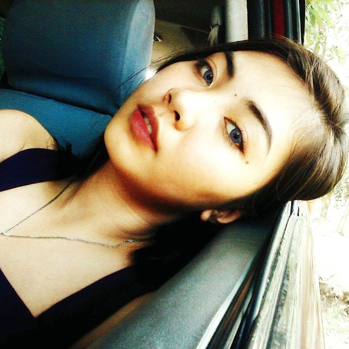 CLOSE-UP PORTRAIT OF BEAUTIFUL YOUNG WOMAN IN CAR