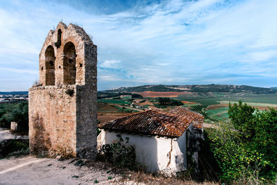 Old ruin building against sky