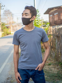 Man wearing a gray t-shirt and wearing a mask