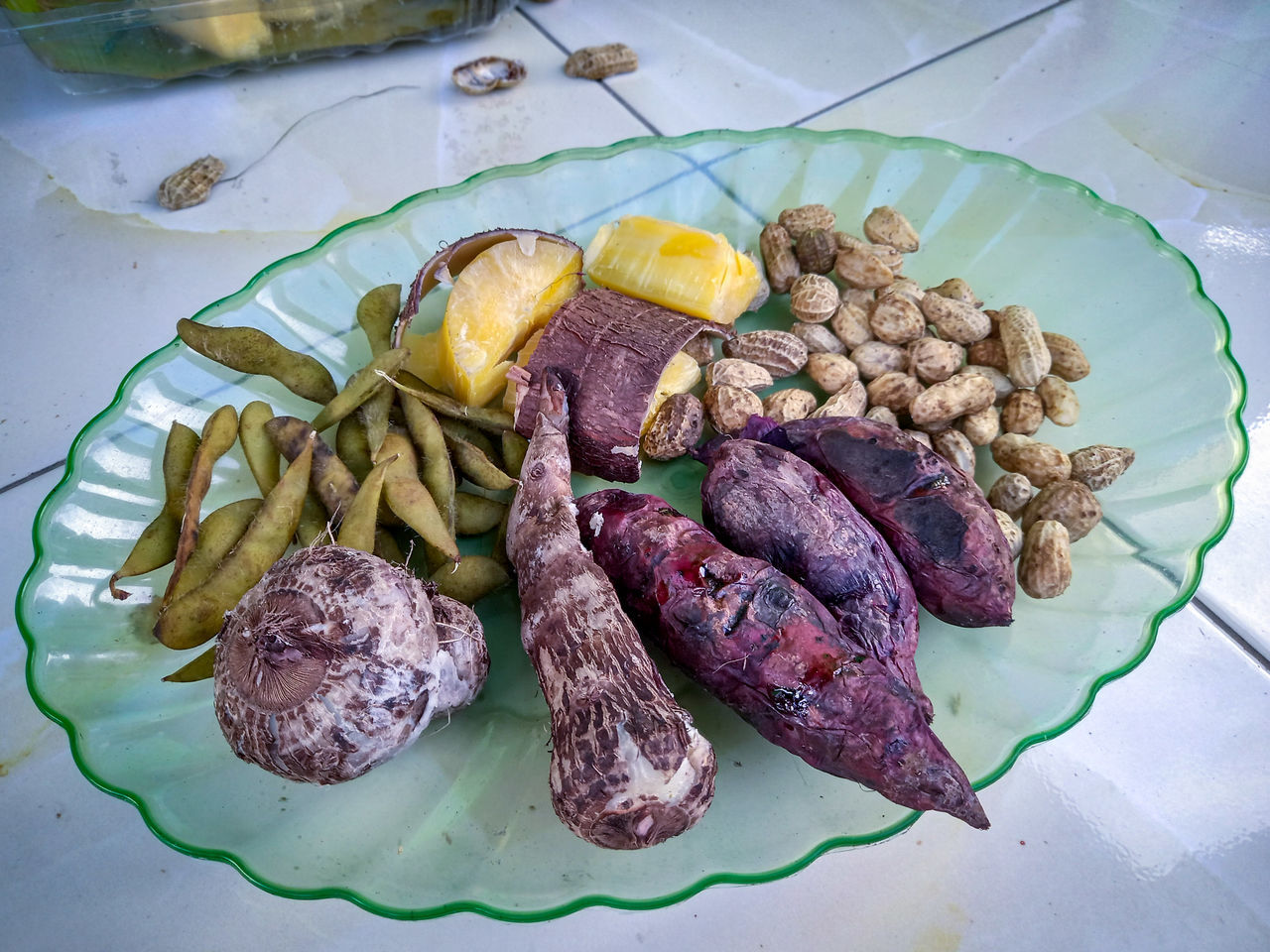 HIGH ANGLE VIEW OF BANANAS ON TABLE