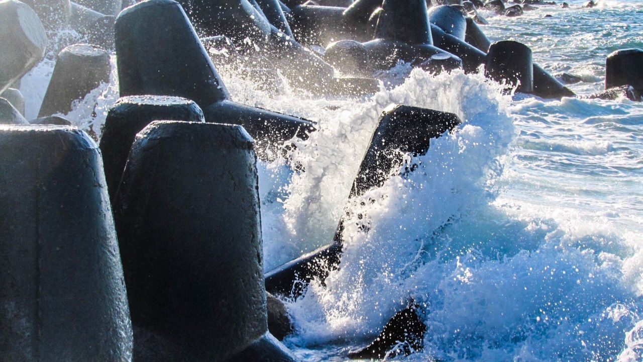 CLOSE-UP OF SPLASHING WATER