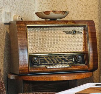 retro styled, radio, antique, music, technology, wood - material, old, nostalgia, no people, analog, indoors, obsolete, single object, table, history, arts culture and entertainment, furniture, audio equipment, domestic room