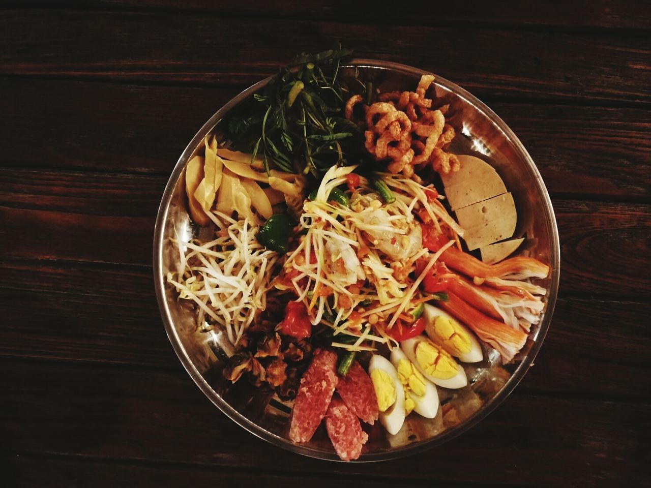 CLOSE-UP OF FOOD IN BOWL ON TABLE