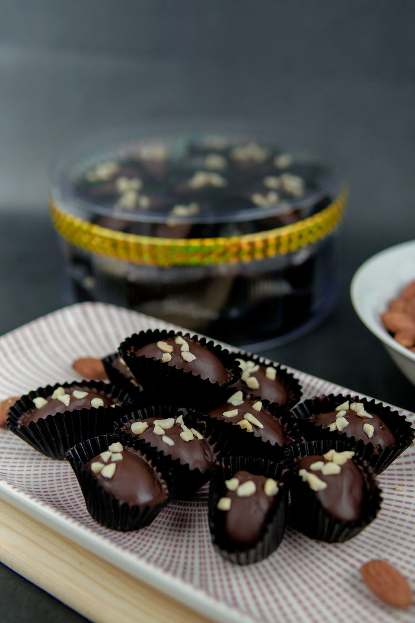 CLOSE-UP OF CUPCAKES IN PLATE