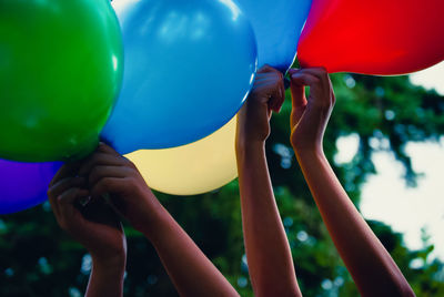 Kinderhände halten luftballons in die höhe 