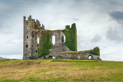 Old ruin building against sky