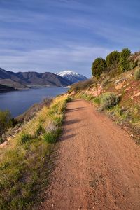 Deer creek reservoir by mount timpanogos in utah county, united states. hiking views