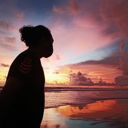 On the beach with the atmosphere of the roaring waves waiting for the sunset