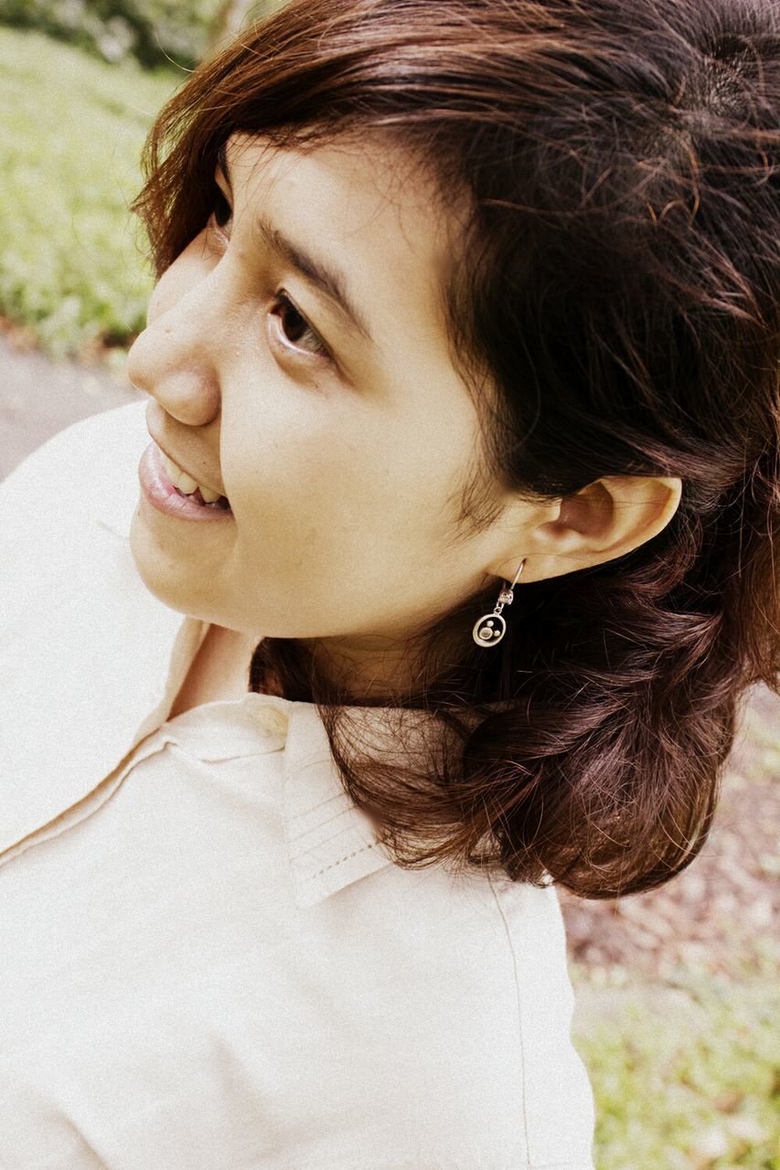 young adult, portrait, looking at camera, young women, headshot, person, lifestyles, long hair, close-up, front view, leisure activity, head and shoulders, focus on foreground, contemplation, serious, human face