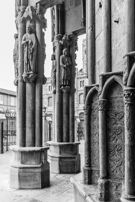 architecture, built structure, building exterior, column, architectural column, history, low angle view, statue, old, art and craft, sculpture, art, outdoors, day, building, in a row, no people, historic, facade, human representation