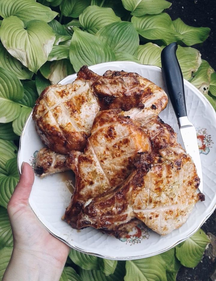 food and drink, food, human hand, meat, hand, high angle view, one person, ready-to-eat, freshness, human body part, real people, holding, close-up, unrecognizable person, plate, chicken, indoors, chicken meat, day, finger, leaves